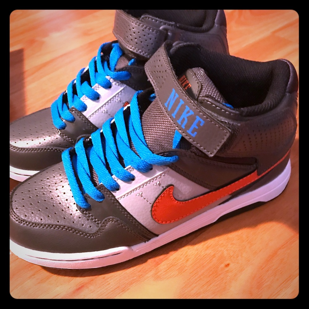 NWT - Nike Mogan Mid 2 Jr size 4.5Y